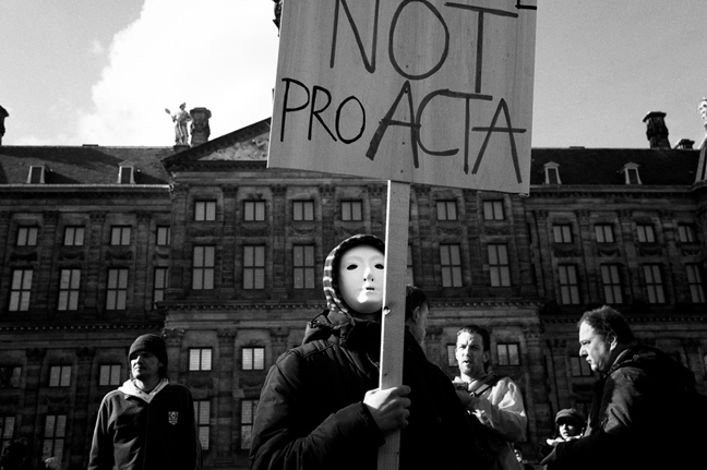 Demonstratie tegen het ACTA-verdrag op de Dam in Amsterdam. Foto: Guido van Nispen. (Licentie).